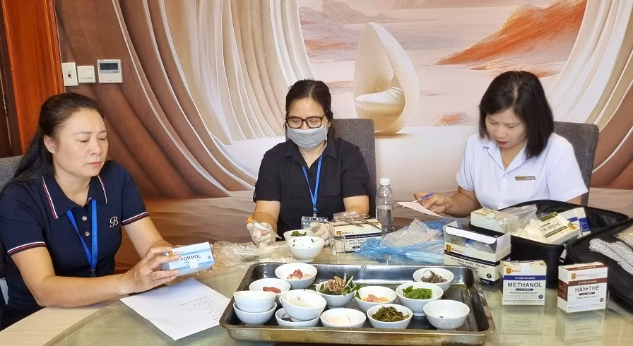 Hoa Binh dam bao ATTP Le hoi tom ca song Da