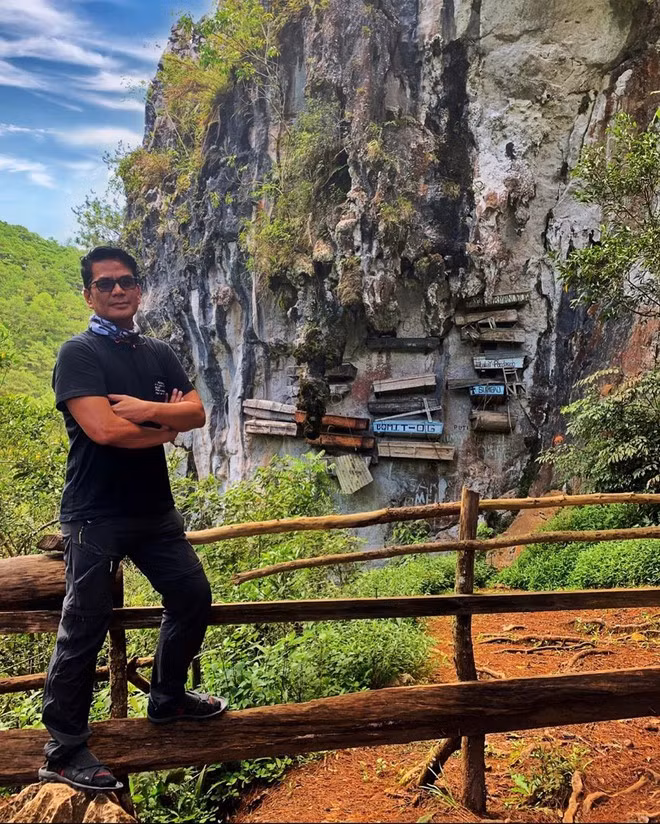 Khi lễ cầu nguyện kết thúc, thi thể người chết sẽ được đặt vào quan tài trong tư thế chân chạm cằm giống như thai nhi trong bụng. Khi đám rước đến khu mai táng, các thanh niên khoẻ mạnh sẽ trèo lên vách núi và đặt thi thể người chết vào bên trong quan tài gỗ. Sau đó, quan tài được buộc bằng dây và dùng móc kim loại để treo trên vách núi. Ảnh: Franziebert.