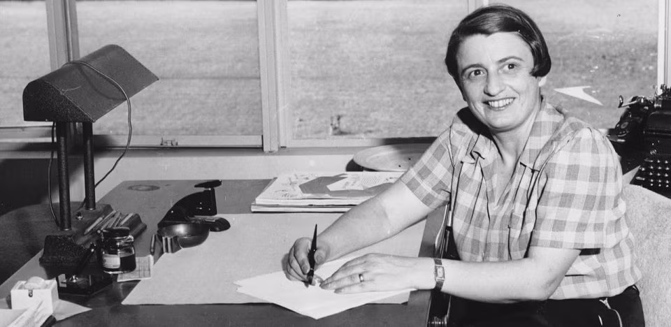  Ayn Rand (2/2/1905 – 6/3/1982): Bà là người phụ nữ đầu tiên trong danh sách 10 người thầy có ảnh hưởng nhất đến nhân loại. Mang trong mình hai dòng máu Nga và Mỹ, bà là tiểu thuyết gia nổi tiếng với hoàng loạt các tác phẩm như: Atlas Shrugge, The Fountainhead, Anthem, We The Living. Bà cũng tham gia viết kịch bản cho một số hãng phim nổi tiếng như: Universal, Pictures và Paramount Pictures. Tuy vậy, giá trị lớn nhất mà bà để lại lại là hệ thống triết học khách quan. Bà phân tích các giá trị và tác động của thế giới quan tới mọi mặt của một cá nhân. Sau này, lý thuyết mà bà đưa ra đã lưu truyền rộng rãi trong giới sinh viên.