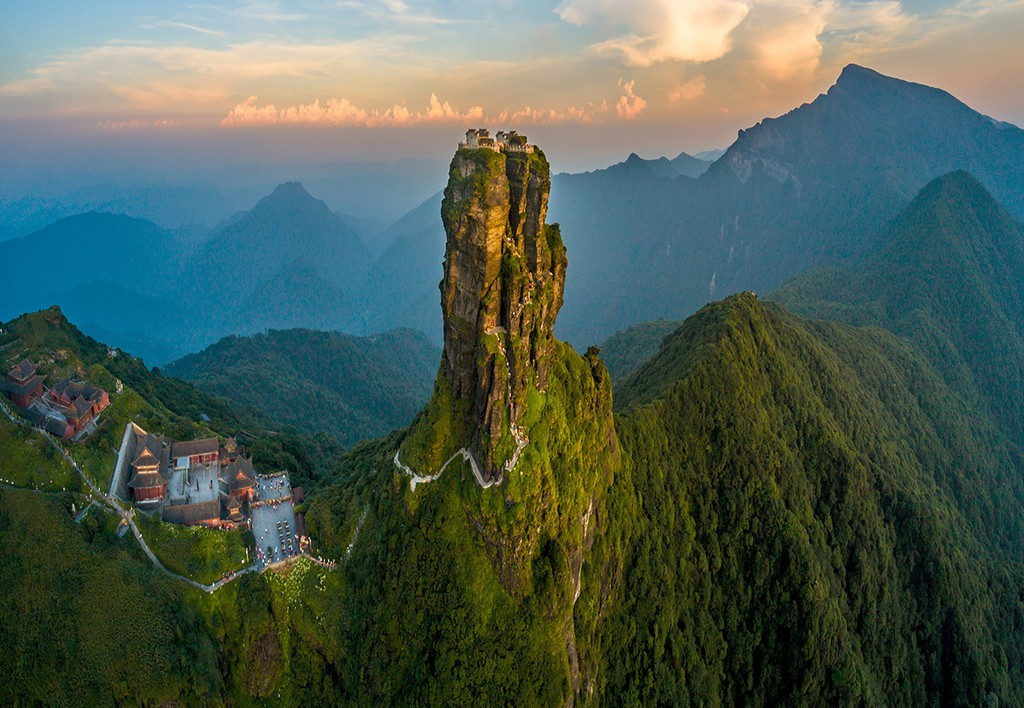 Choang ngop 2 ngoi chua co von may tren dinh nui tien