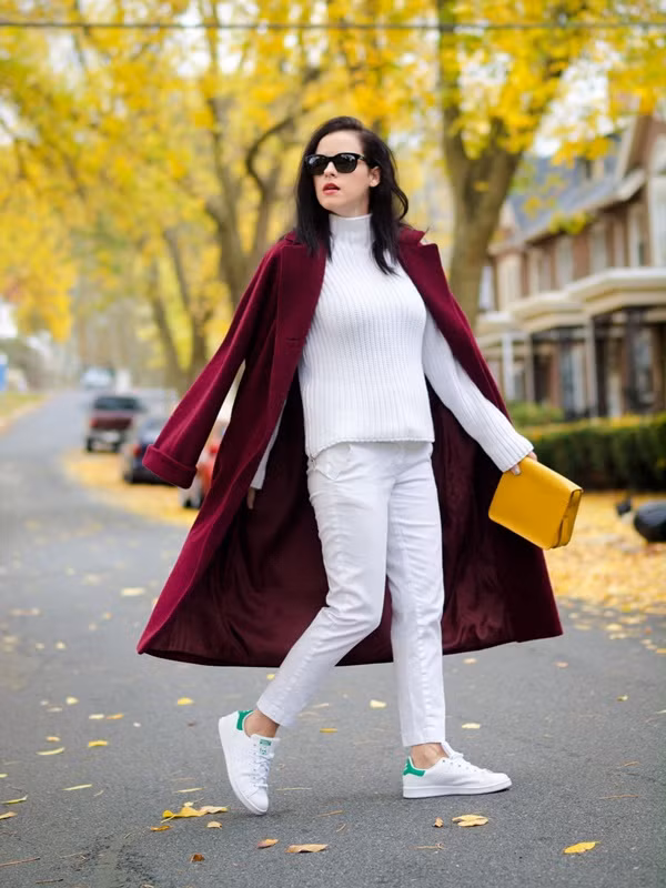 Bạn có thể chưa nên mua sắm các kiểu boots mùa đông vội, nhưng chắc chắn một đôi giày thể thao trắng vào thời điểm này sẽ giúp các trang phục của bạn trở nên năng động và cá tính hơn.