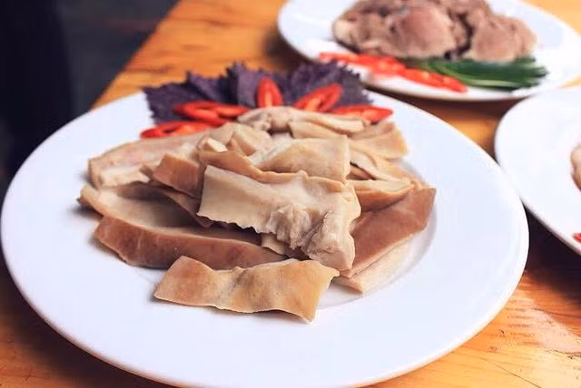 Một cách khác khá phức tạp, nhưng đảm bảo miếng dạ dày sẽ rất ngon, là lộn trái dạ dày lợn ra, rửa trực tiếp dưới vòi nước, lấy dao cạo sạch màng nhầy, sau đó cho bột mì vào bóp thật mạnh để làm tan nhớt.