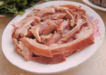 Để dạ dày lợn sạch, hết mùi hôi, cần có bí quyết riêng khi chế biến. Theo các chuyên gia ẩm thực, dạ dày lợn nếu chỉ được bóp muối và rửa bằng nước lạnh thì vẫn không thể hết mùi hôi.