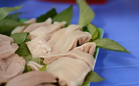 Bước luộc dạ dày lợn cần lưu ý, không nên bỏ luôn dạ dày sống vào cùng với nước lạnh vì luộc như thế sẽ khó căn tính thời gian khiến dạ dày bị đun quá lửa, dễ bị dai.