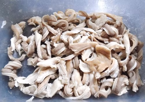 Còn nếu món dạ dày lợn luộc bị đen, đó là do lỗi của bạn sau khi vớt dạ dày ra hoặc do đổ nước quá ít khi luộc .