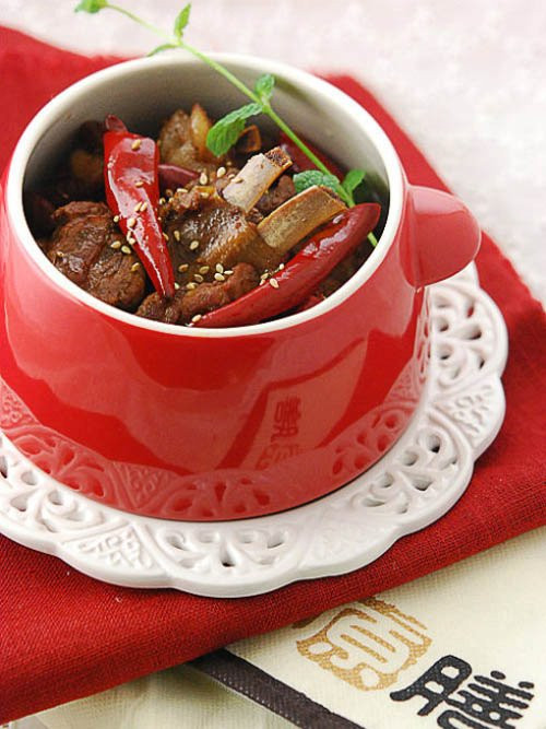 Nếu đã bước vào những ngày cuối của quá trình low carb thì món sườn heo hầm sẽ giúp bạn bớt chán ngán và kiên trì hơn để đạt mục tiêu của mình. Hầu hết các phần thịt từ lợn đều không chứa carb, vì thế bạn có thể thoải mái ăn món ăn này.