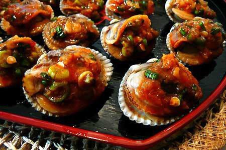 Nếu bạn mê hải sản thì cũng có thể chế biến món mặn từ sò huyết và đưa vào thực đơn low carb. Sò huyết nướng mỡ hành là món ăn khá phù hợp.