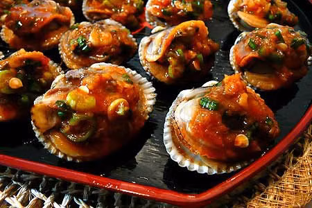 Nếu bạn mê hải sản thì cũng có thể chế biến món mặn từ sò huyết và đưa vào thực đơn low carb. Sò huyết nướng mỡ hành là món ăn khá phù hợp.