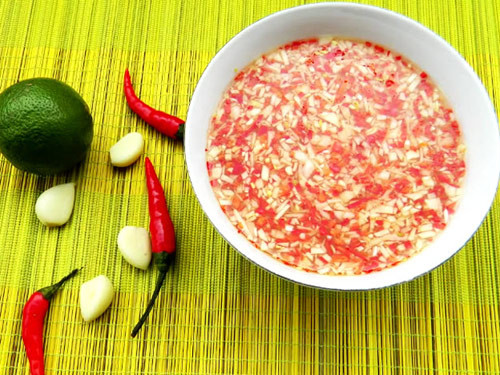 Nếu pha nước chấm chanh ớt: Bạn phải vắt chanh ra bát sau đó hớt bỏ toàn bộ hạt. Ớt bạn cần thái miếng sau đó bỏ bớt hạt, cho ớt vào nước chanh ngâm khoảng 15 phút, sau đó đổ nước mắm ngon vào là được.