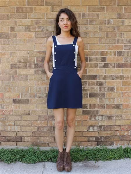 Váy yếm denim sẽ làm cho bạn vừa gợi cảm, vừa cá tính