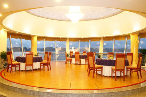 Điểm độc đáo của khách sạn là có nhà hàng quay Panorama tại tầng 8. Đây là nhà hàng duy nhất tại Tuần Châu được thiết kế quay tròn với chu kỳ 45 phút/1 vòng quay. Du khách có thể vừa ăn uống, vừa chiêm ngưỡng cảnh đẹp của vịnh Hạ Long ở nhiều vị trí khác nhau.