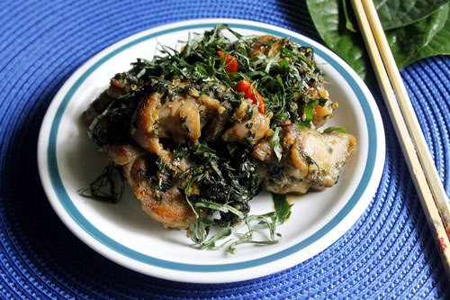 Món thịt gà rang lá lốt. Thịt gà cũng là loại thực phẩm có lượng carb cực thấp tương đương với cá, thành phần lá lốt cũng vô cùng an toàn. Món thịt gà rang lá lốt sẽ giúp bạn đổi khẩu vị tránh chán ngán chuỗi ngày low carb tìm lại cân nặng lý tưởng của mình.