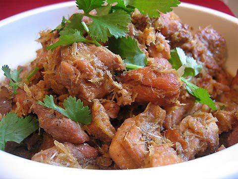 Một món nặn khác từ thịt gà cực kỳ phù hợp cho quá trình lowcarb là gà xào xả ớt. Bạn chỉ cần thái thịt gà rút xương mỏng vừa ăn, sau đó xào xả ớt, nêm nếm gia vị vừa miệng là có thể ăn ngay.