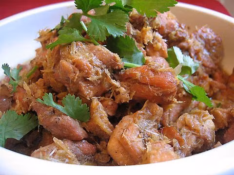 Một món nặn khác từ thịt gà cực kỳ phù hợp cho quá trình lowcarb là gà xào xả ớt. Bạn chỉ cần thái thịt gà rút xương mỏng vừa ăn, sau đó xào xả ớt, nêm nếm gia vị vừa miệng là có thể ăn ngay.