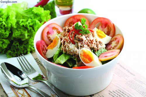 Salat cá ngừ là món ăn cuối cùng chúng tôi khuyên bạn nên đưa vào thực đơn lowcarb 7 ngày của mình. Món ăn này sẽ giúp bạn thở phào nhẹ nhõm vì không quá ngán ngây, thanh đạm ngon miệng sau chuỗi ngày trường kỳ với thịt và đồ béo.