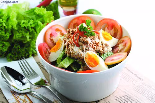 Salat cá ngừ là món ăn cuối cùng chúng tôi khuyên bạn nên đưa vào thực đơn lowcarb 7 ngày của mình. Món ăn này sẽ giúp bạn thở phào nhẹ nhõm vì không quá ngán ngây, thanh đạm ngon miệng sau chuỗi ngày trường kỳ với thịt và đồ béo.