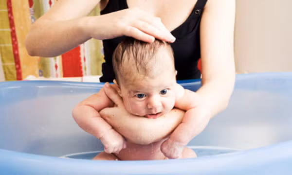 Ông Vũ Văn Tâm, Giám đốc Bệnh viện Phụ sản Hải Phòng, cũng nói với báo chí: “Tắm bằng vòi xả nước là sạch nhất chứ ngâm bé vào trong chậu là không đúng”. Cái bồn trong clip là bồn hứng nước, thu gom nước thải từ em bé chứ không phải bồn tắm. Nó cũng giúp nước không bắn vào người tắm cho bé".