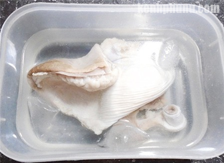 Thay vào đó, bạn hãy bắc nồi luộc lên bếp, đun sôi nước mới cho dạ dày vào luộc. Tính từ lúc cho dạ dày sống vào nồi thì 10 phút sau vớt ra ngay vì thời điểm này miếng dạ dày vừa chín tới, ăn rất giòn. Bạn chỉ cần đun cố 3-5 phút nữa là miếng dạ dày sẽ dai không tưởng nổi.