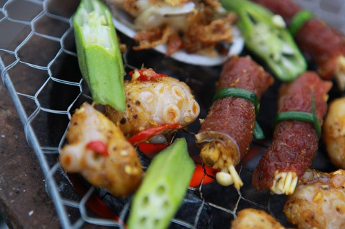 Vì bữa tiệc nướng ngoài trời ngày 2/9 là dành cho người thân và gia đình bạn nên việc trang trí tiệc là không nhất thiết. Bạn chỉ cần dọn dẹp khu vườn gia đình hoặc sân gọn gàng thoáng đáng, sắp xếp bàn ghế hoặc chiếu phù hợp, đặt bếp nướng là có thể tha hồ vui vẻ