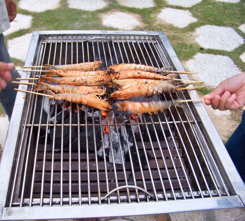 Các món hải sản trong thực đơn như bạch tuột tươi, mực tươi ướp sa tế nướng, hàu và tu hài nướng mỡ hành, mực một nắng nướng, sò huyết sốt me nướng, tôm tươi xiên que xốt sa tế nướng...