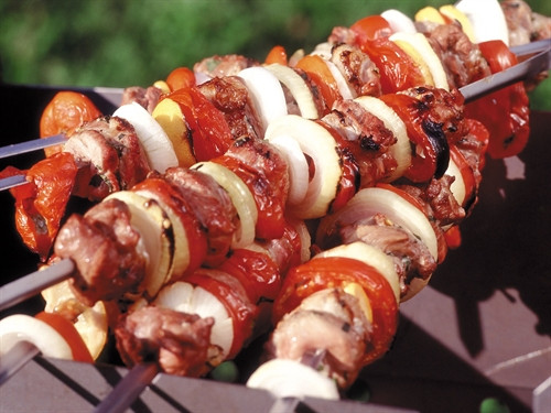 Không nhất thiết phải mua các loại đồ cao cấp như sườn bò Mỹ, bò Úc, đà điểu, cá hồi để tiết kiệm chi phí. Thực tế độ tươi ngon của những thực phẩm đông lạnh nhập khẩu này chưa chắc đã bằng đồ của ta.