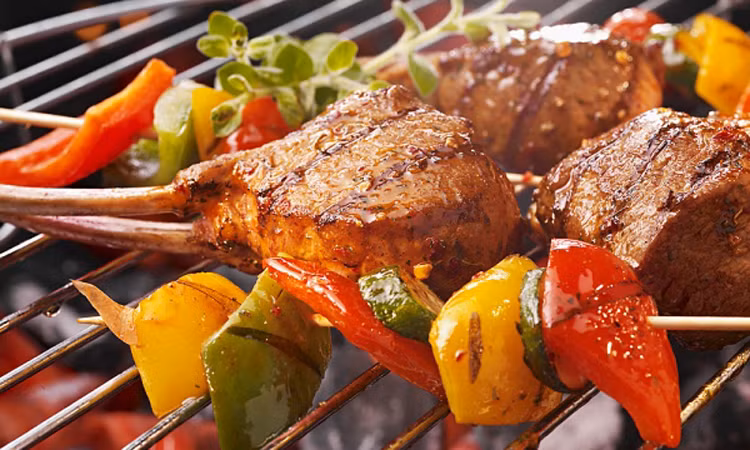 Điểm bạn cần đặc biệt chú ý khi chế biến thực phẩm là pha chế nước sốt phù hợp với từng loại nguyên liệu, hãy cố gắng chuẩn bị nhiều loại nước sốt khác nhau để tăng thêm hương vị và sự đa dạng của bữa tiệc.