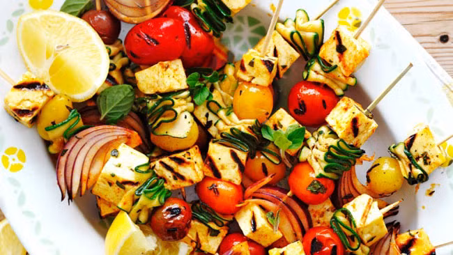 Về nguyên liệu cho bữa tiệc nướng ngoài trời, bạn hãy lựa chọn những thực phẩm phổ biến và sẵn có, mùa nào thức nấy thì món nướng sẽ tươi, ngon và phù hợp với khẩu vị nhất.