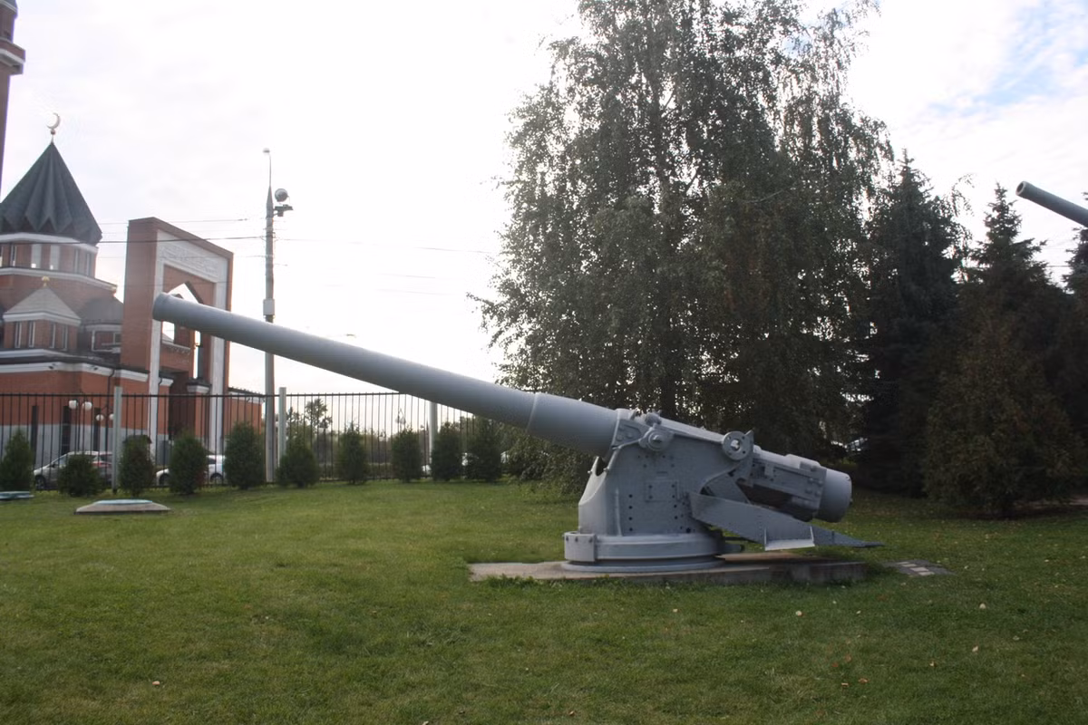 Toàn bộ khu trưng bày ngoài trời này có tổng diện tích là 14.143 mét vuông. Ảnh: Pháo phòng thủ bờ biển ngăn chặn tàu chiến Đức xâm phạm lãnh thổ Liên Xô.