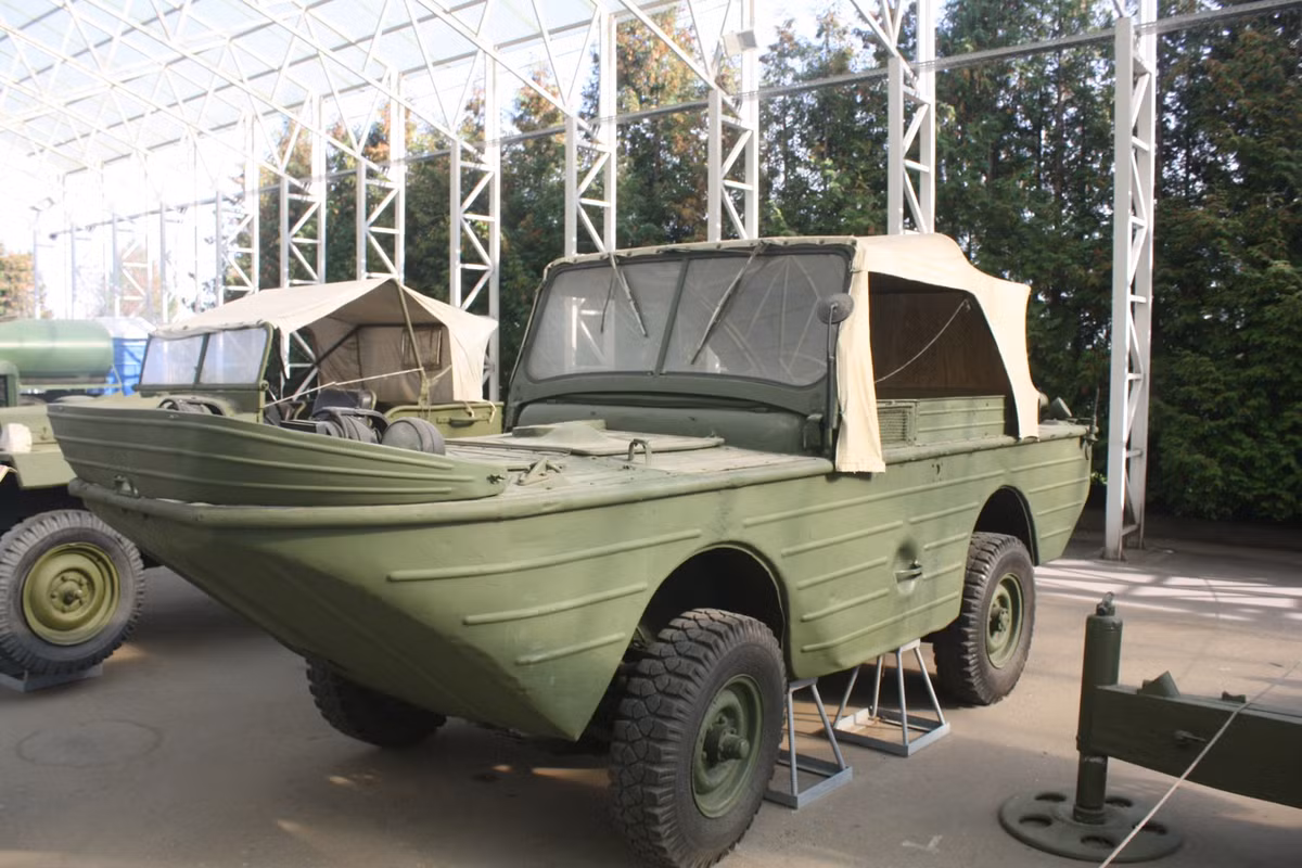 Các loại xe chiến đấu bọc thép nằm ở một góc.