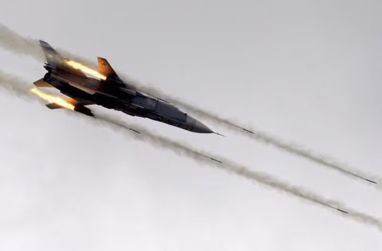 Su-24 có khả năng mang đến 8 tấn bom, tên lửa (gồm cả loại có và không điều khiển) các loại phù hợp nhiệm vụ không kích tầm gần – xa các mục tiêu mặt đất. Các máy bay Su-24 Nga sẽ là sự bổ sung đáng giá cho không quân Syria đang thiếu các máy bay làm nhiệm vụ oanh tạc chống quân nổi dậy và phiến quân IS.