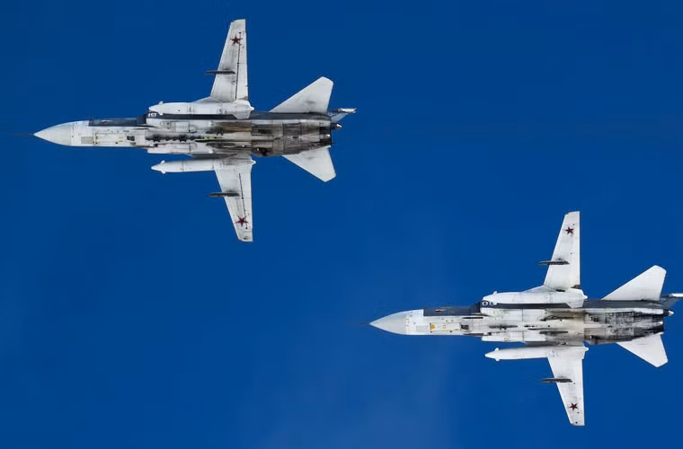 Trước đó, truyền thông phương Tây đăng tải đoạn clip ghi lại hình ảnh máy bay tiếp dầu Il-78 bay cùng 4 chiếc Su-24 không rõ danh tiếng hướng về sân bay al-Assad. Su-24 là máy bay tiêm kích bom hạng nặng do Sukhoi phát triển từ những năm 1970. Ưu điểm của máy bay này là có khả năng bay thấp với tốc độ rất cao nhờ kiểu cánh cụp cánh xòe.