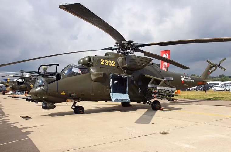 Ngoài khả năng mang vác vũ khí hạng nặng, Mi-24 còn có thể chở tốp lính 7-8 người như trực thăng chở quân.
