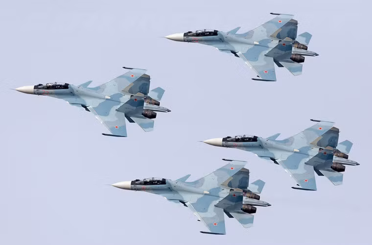 Trước đó, các ảnh vệ tinh cho thấy Nga đã triển khai ít nhất bốn máy bay chiến đấu đa năng Su-30SM cực kỳ hiện đại tới Syria. Vai trò của loại tiêm kích hạng nặng này có thể là cảnh giới, hộ tống cho biên đội tiêm kích bom không kích mục tiêu mặt đất.