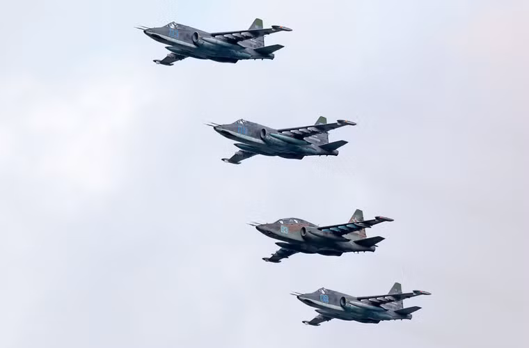 Sự xuất hiện của các máy bay cường kích Su-25 tại Syria là bằng chứng rõ nét nhất mà giới chức phương Tây đưa ra về sự can thiệp của Nga vào cuộc nội chiến kéo dài từ năm 2011 khiến hàng triệu người di cư. Vì trước đó, trong biên chế Không quân Syria không hề có sự xuất hiện của máy bay Su-25.