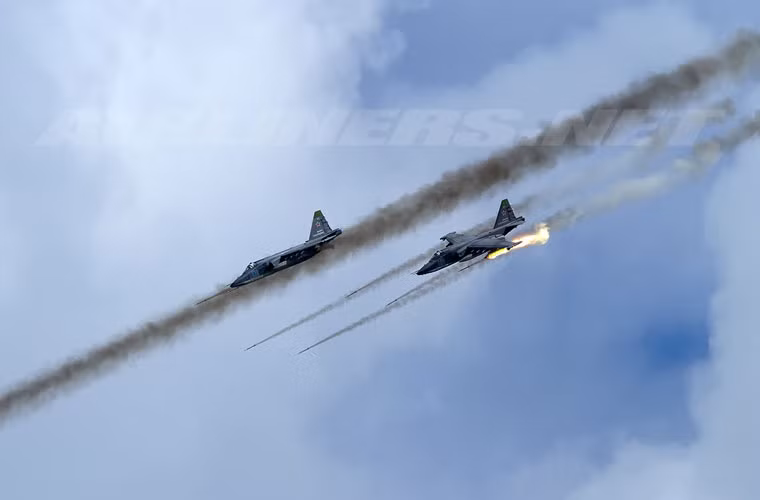 Những chiếc Su-25 có khả năng mang gần 5 tấn bom, tên lửa, rocket có và không điều khiển. Ảnh Su-25 phóng rocket ồ ạt tiến công mục tiêu dưới đất trong một cuộc diễn tập bắn đạn thật.