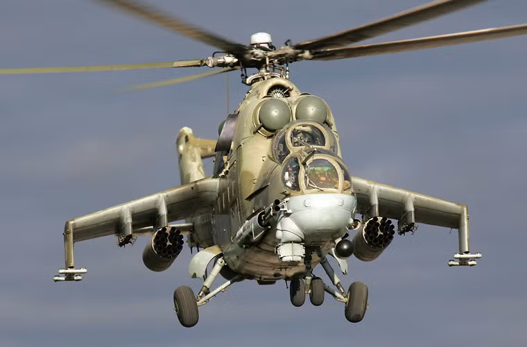 Ngoài Su-24, Su-25 – những loại máy bay chiến đấu phù hợp với tấn công mặt đất, Nga còn đưa các máy bay trực thăng tấn công hạng nặng Mil Mi-24 tới Syria. Loại máy bay này cùng Su-25 hợp thành bộ đôi “sát thủ” săn lùng các mục tiêu xe bọc thép, công sự kiên cố.