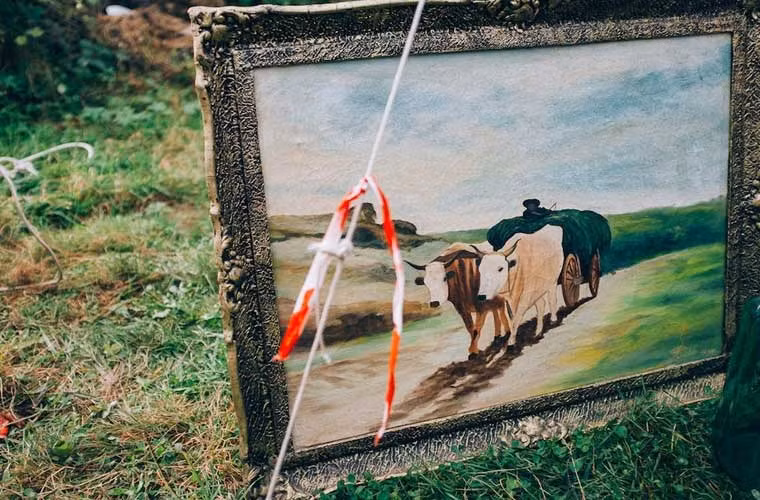 Một bức tranh vẽ cảnh làng quê có mặt ở chợ này.