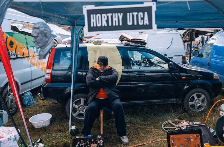 Người bán hàng trong chợ quê.