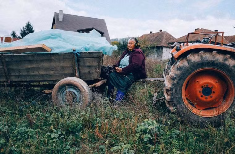 Bạn sẽ không tin đây là một người bán hàng tại chợ quê dân dã ở Romania.