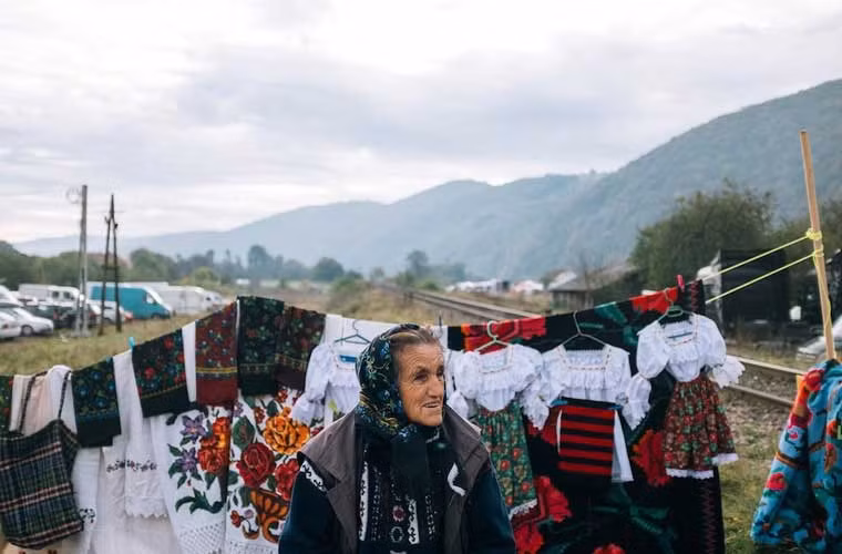 Chợ quê ở Romania luôn luôn thu hút hàng nghìn người từ các dân tộc khác nhau trên khắp đất nước về đây hội tụ để bán những món hàng dân dã.