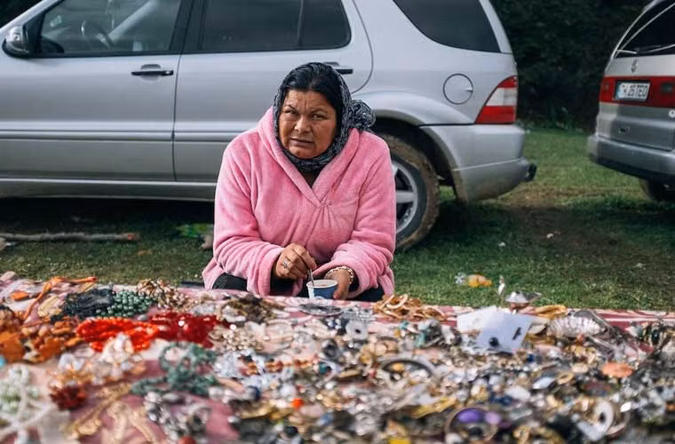 Một người bán hàng bên sạp đồ vòng tay đủ kiểu.
