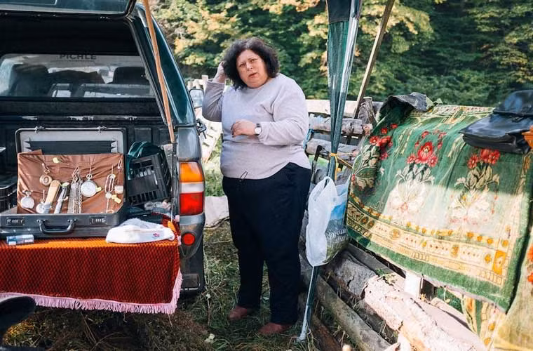 Mọi người có thể bày hàng bán của mình ở ngay đuôi xe ô tô.