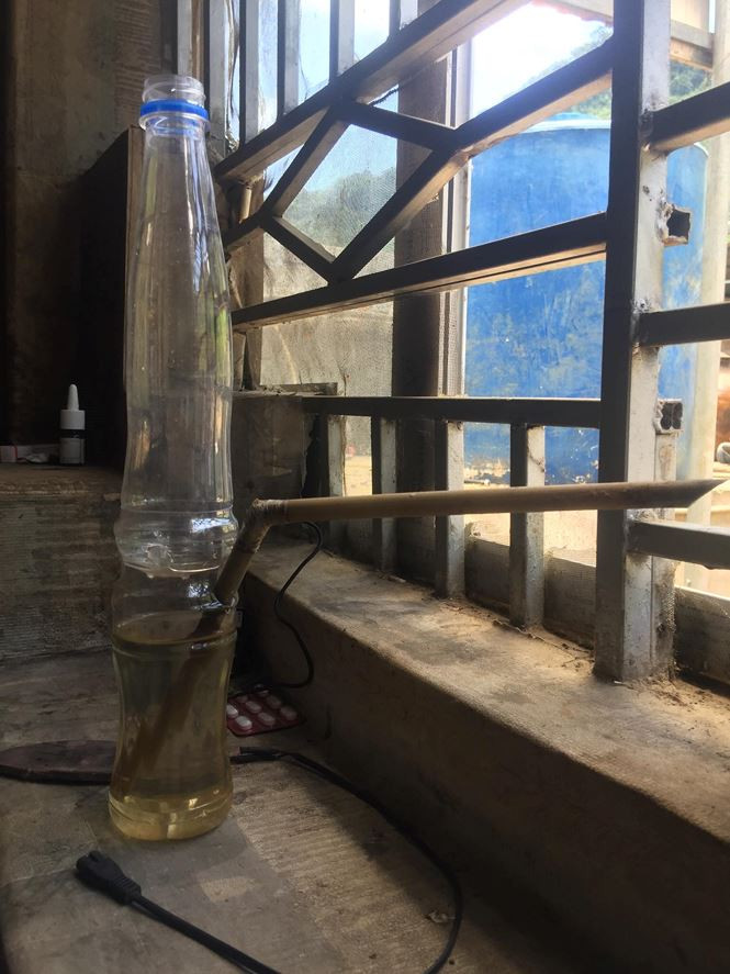 Một vật giống "kóong" hút ma túy được tìm thấy trên cửa sổ nhà ông trùm ma túy.