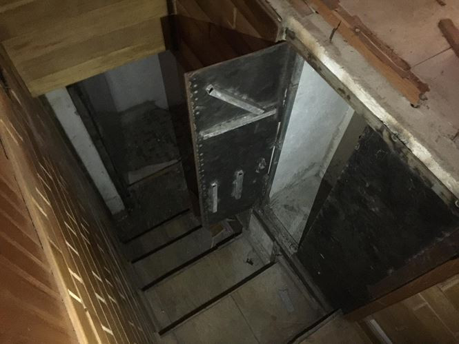 Lối xuống hầm, Nguyễn Văn Thuận đặt một tủ âm với cánh cửa bằng sắt rất chắc chắn.