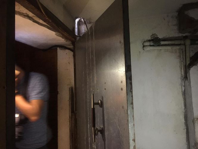 Cánh cửa dẫn với hầm được làm từ sắt đặc, dày khoảng 3cm.