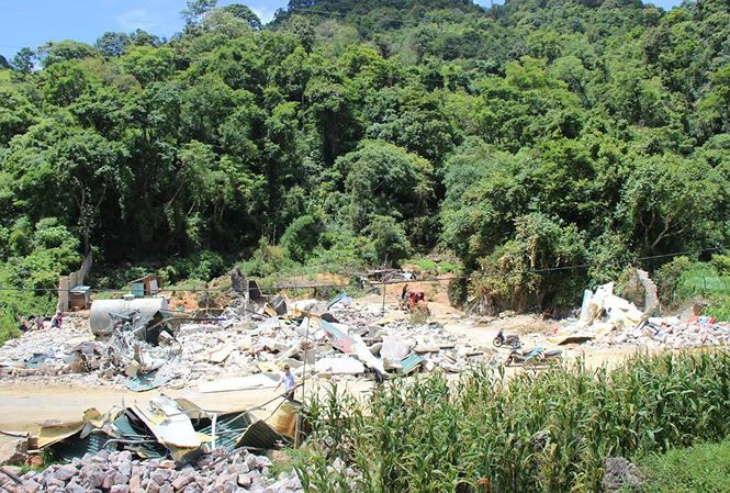 Ngày 4/7, tại nhà của các ông trùm ma túy ở bản Tà Dê (xã Lóng Luông, Vân Hồ, Sơn La), công việc dọn dẹp, phá dỡ tiếp tục được tiến hành. Trước đó, từ ngày 27-30/6, lực lượng công an tiến đánh vào bản Tà Dê, tiêu diệt tại chỗ đối tượng Nguyễn Thanh Tuân (SN 1983) và Nguyễn Văn Thuận (SN 1984) cùng 2 đàn em, buộc 3 đối tượng khác hạ vũ khí đầu hàng. Ảnh: Nhà ở kiêm boong ke chiến đấu của Nguyễn Thanh Tuân đã bị lực lượng chức năng san phẳng.