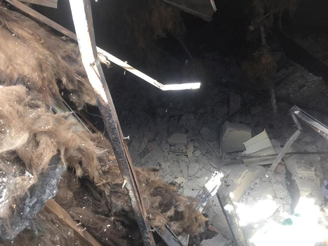 Cả Tuân và Thuận đều bị Bộ Công an và Công an tỉnh Quảng Ninh điều tra, truy nã nên đã bỏ trốn tới Tà Dê. Tại đây, chúng xây dựng nhà gồm hầm ngầm, boong ke chứa nhiều súng đạn, đặt các bình gas kẹp xăng để cố thủ... Ngoài ra, có 14 đối tượng thường xuyên ở nhà Tuân, 3 đối tượng ở nhà Thuận để bảo vệ các trùm ma tuý.