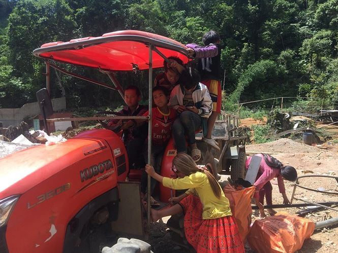 Trẻ em địa phương chơi đùa trên đống đổ nát của căn nhà đã bị san phẳng.