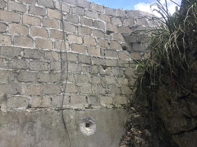 Các vết đạn trên tường bao nhà Nguyễn Thanh Tuân.