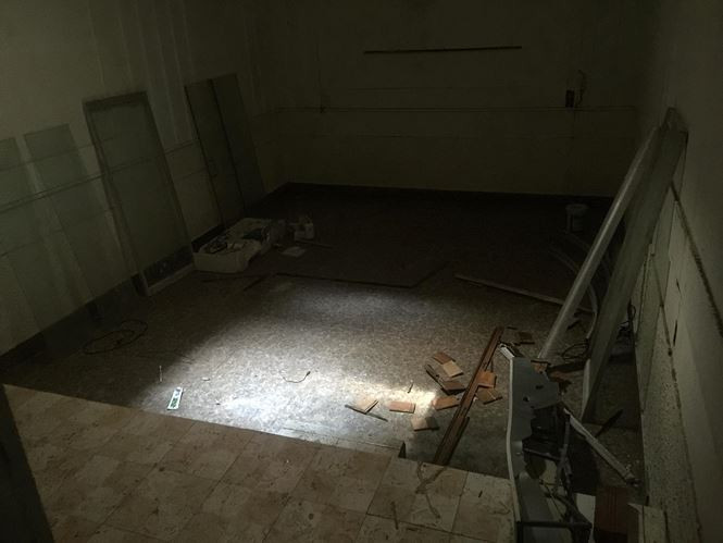 Ngược lại, căn nhà và hầm ngầm của Nguyễn Văn Thuận vẫn nguyên vẹn, mới được dọn đi phần nội thất. Với những gì còn lại, có thể thấy căn hầm rộng khoảng 20m2 được lát đá hoa và có cả giếng trời, phòng tắm, nhà vệ sinh...